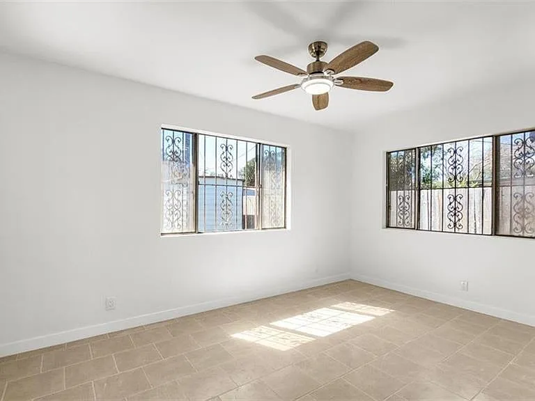 206 E Dunkin Cir — Photo 4