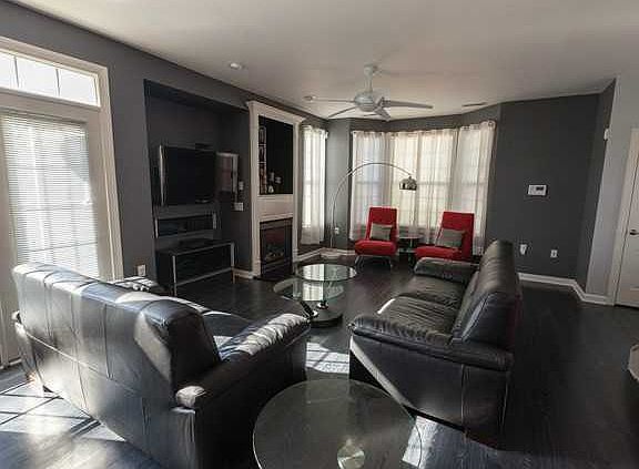 3rd image of 604 Mulberry Cres