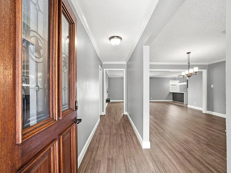 11102 Endicott Ln — Photo 6