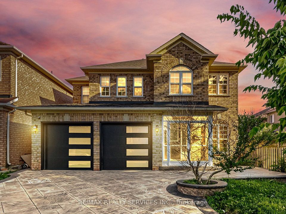 1st image of 4 Sunnybrook Cres