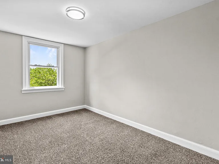 1072 Tremont Dr — Photo 13