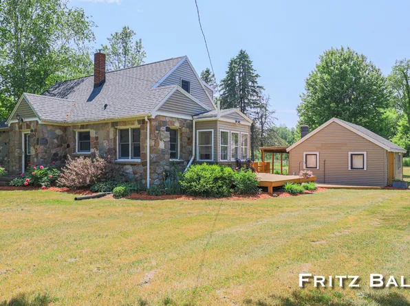6747 Whites Bridge Rd, Belding, MI 48809