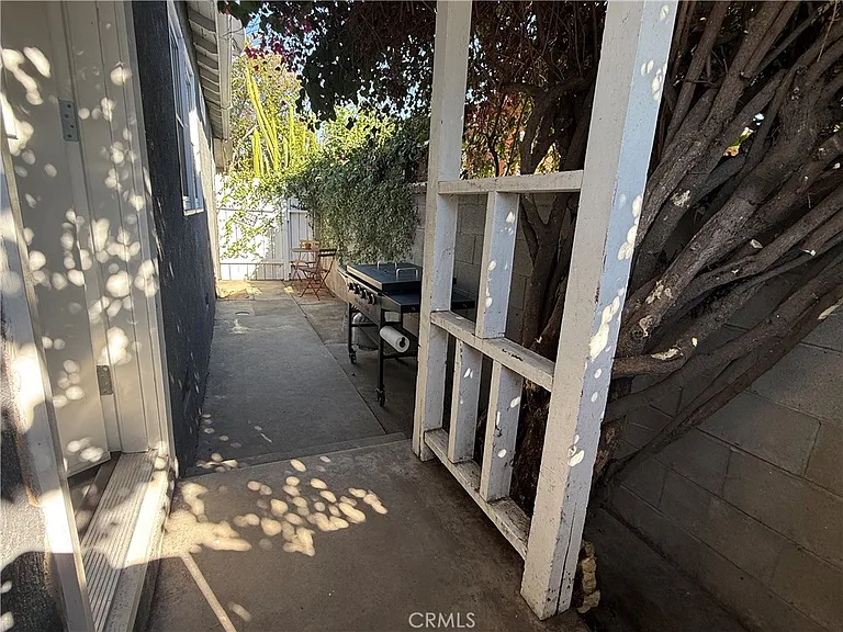 7358 Riverton Ave — Photo 12