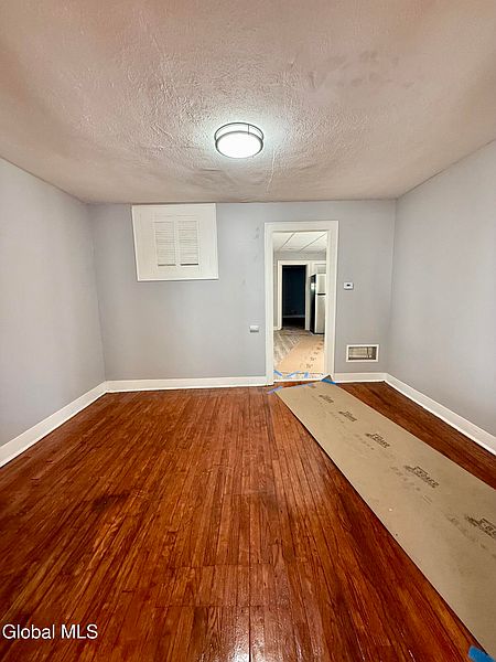 5th image of 221 Myrtle Avenue
