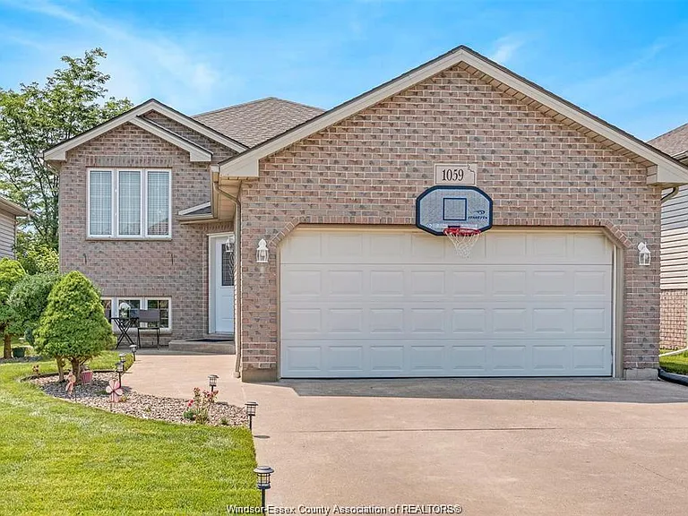 1059 Silverdale Dr #MAIN — Photo 1
