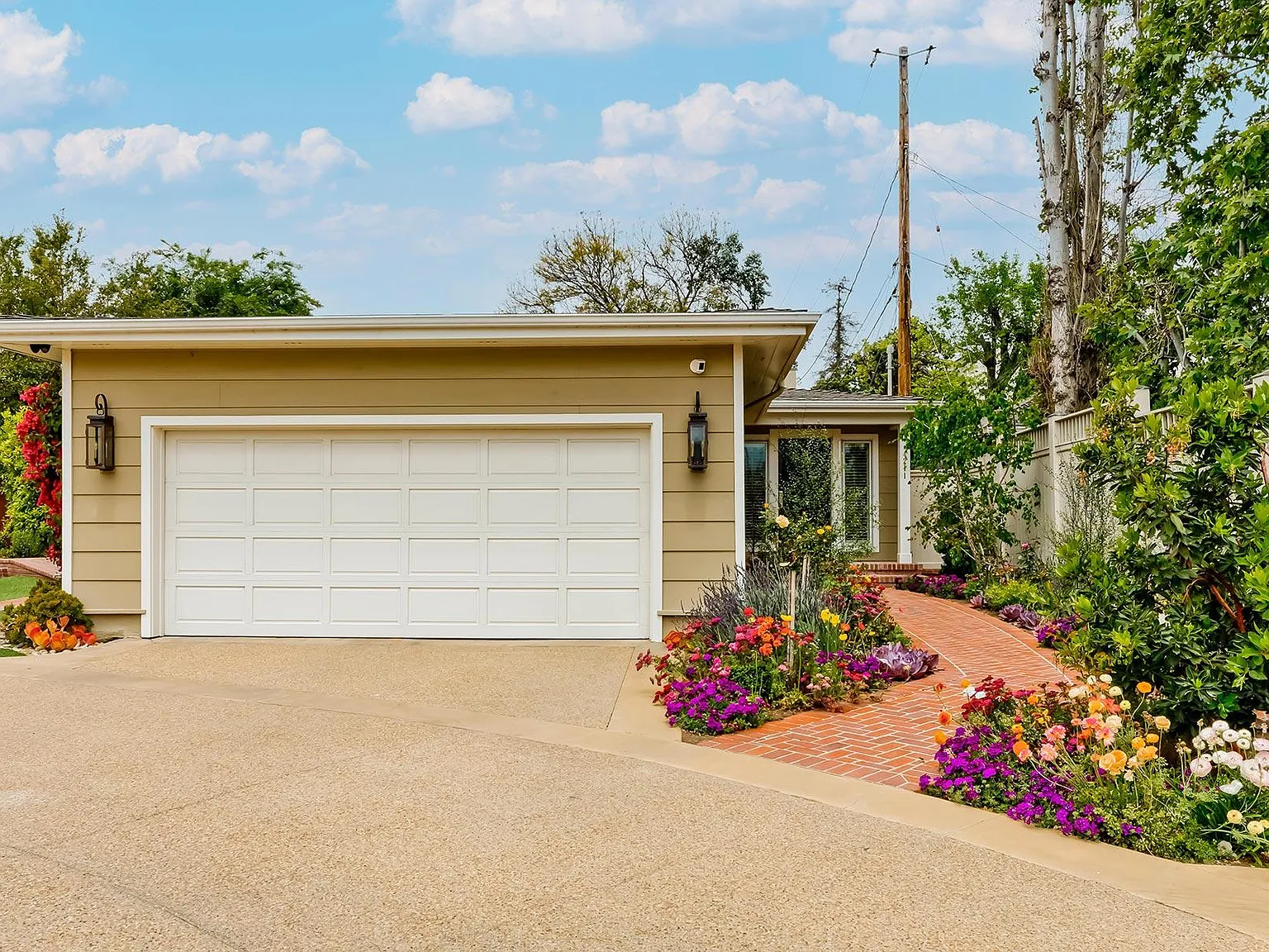 3 bed, 3.5 bath, 2400 sqft, $9,300 — Photo 3