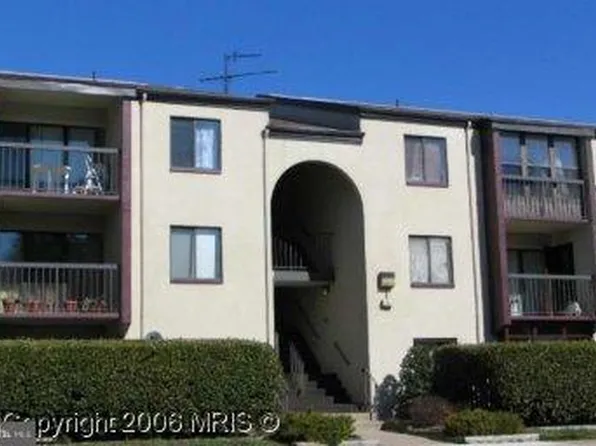 621 Center St APT 102, Herndon, VA 20170