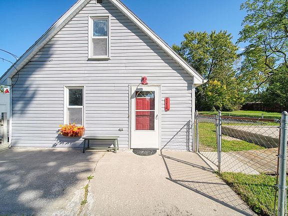 3rd image of 115 Seeley St