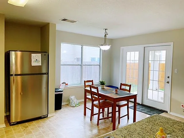 403 Amberdale Oak — Photo 5