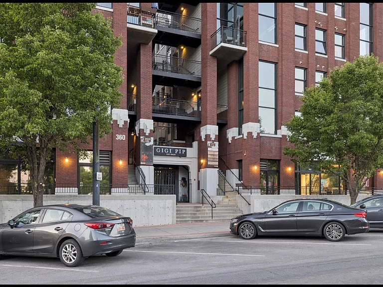 360 W Broadway #403 — Photo 2