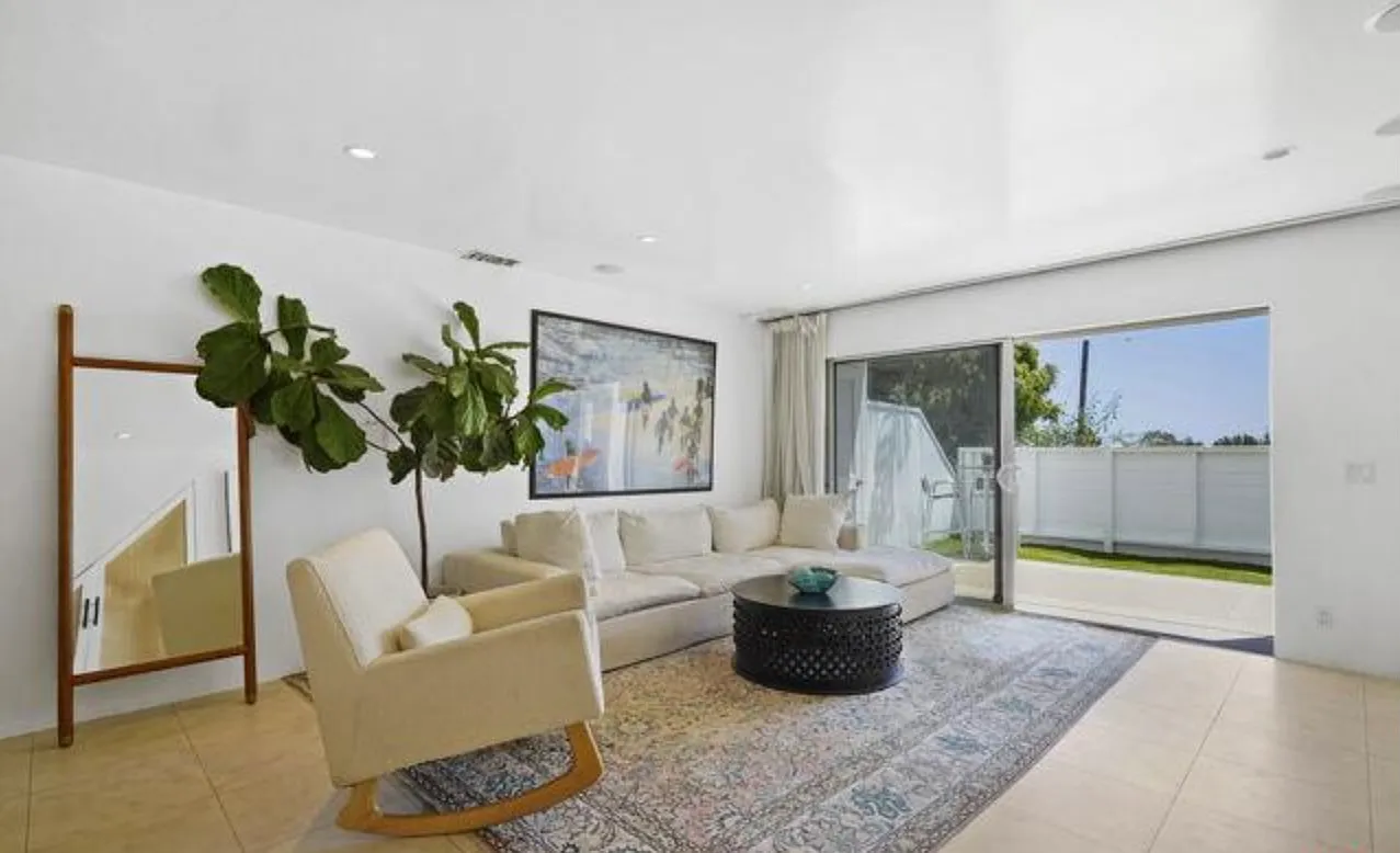 2 bed, 1.5 bath, 1007 sqft, $5,995 — Photo 3