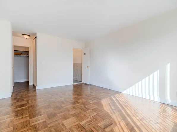 166-25 Powells Cove Boulevard image 9 of 33