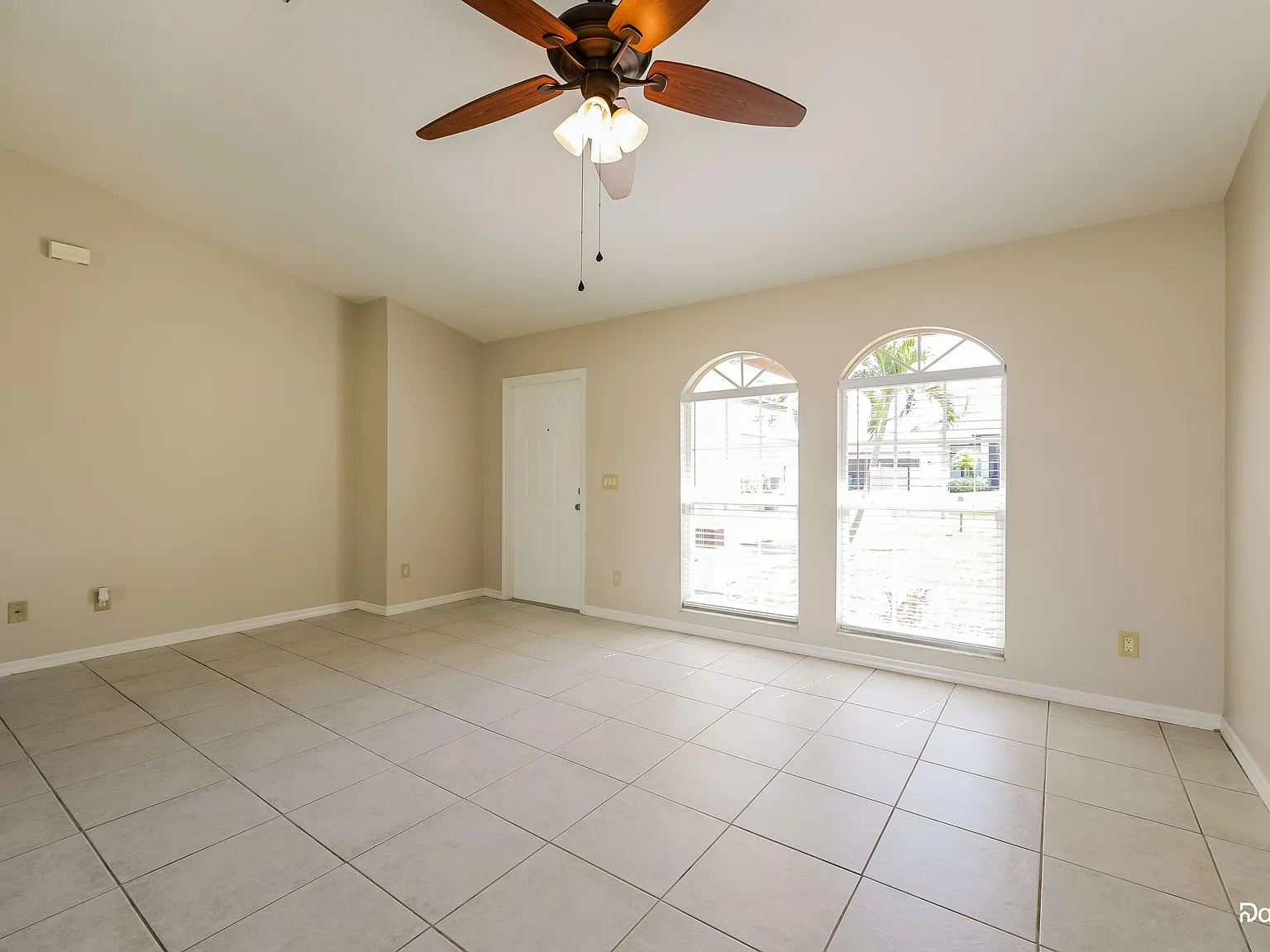3 bed, 2.0 bath, 1329 sqft, $2,405 — Photo 4