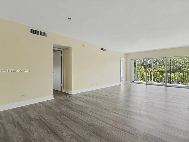 3250 N Palm Aire Dr #406 — Photo 32