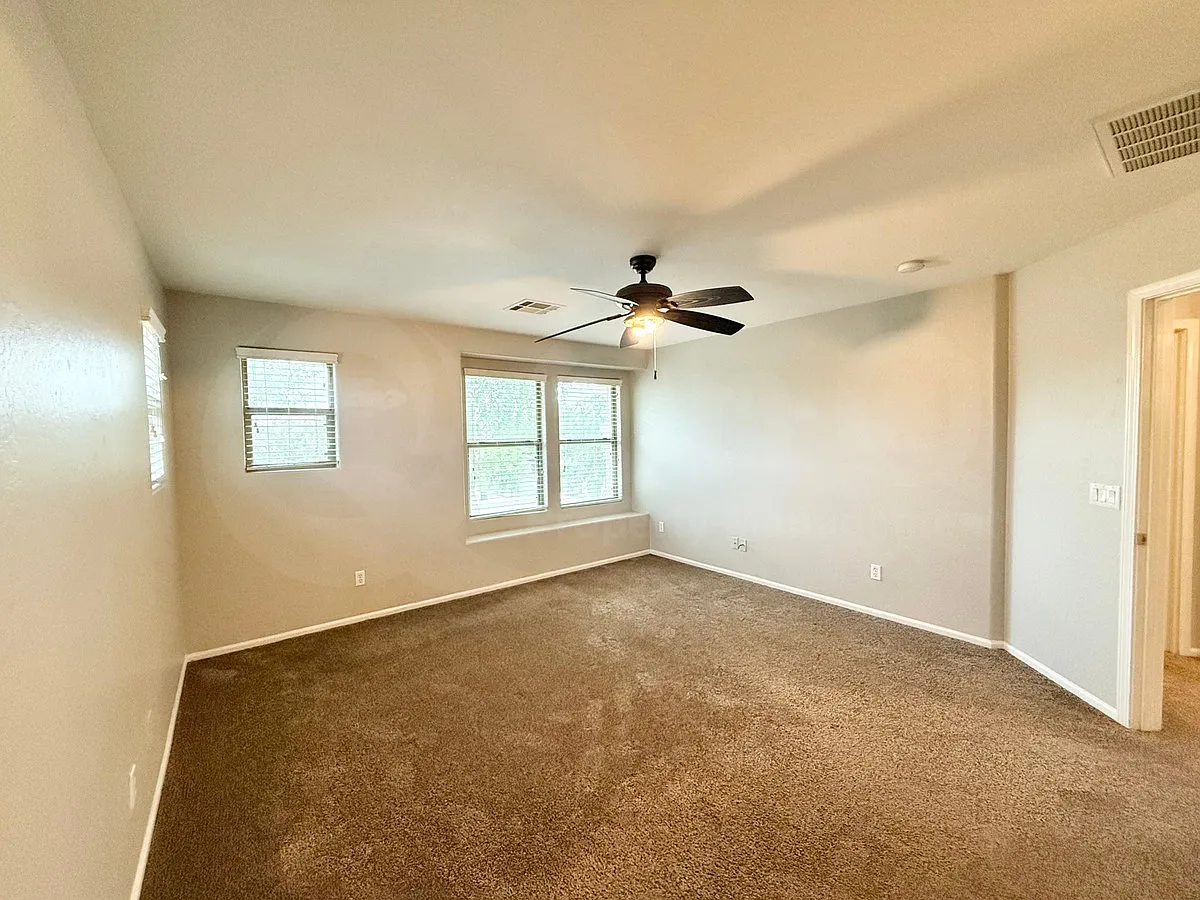 3 bed, 3.0 bath, 1817 sqft, $2,250 — Photo 3