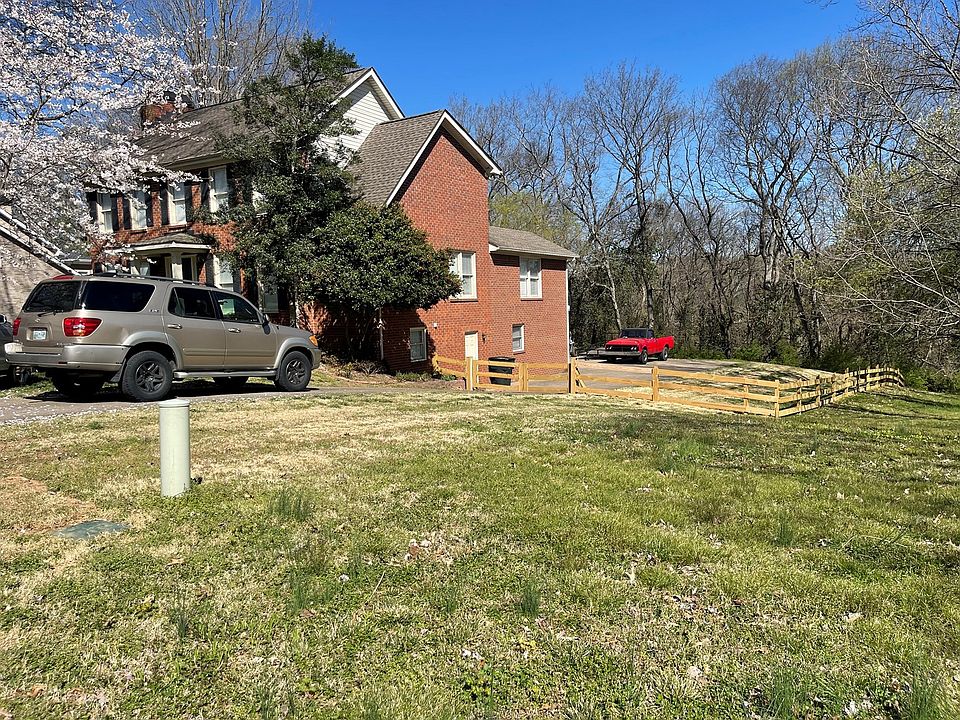 2nd image of 416 Manor View Ln