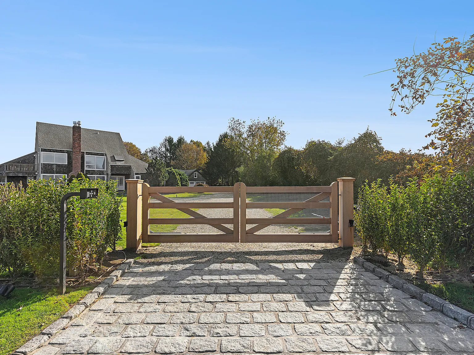 4 Bedroom in Sagaponack with Pond Views — Photo 3