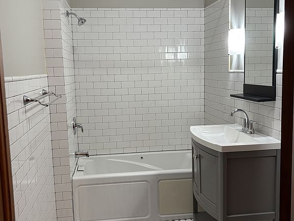 4th image of 224 1/2 W Madison St