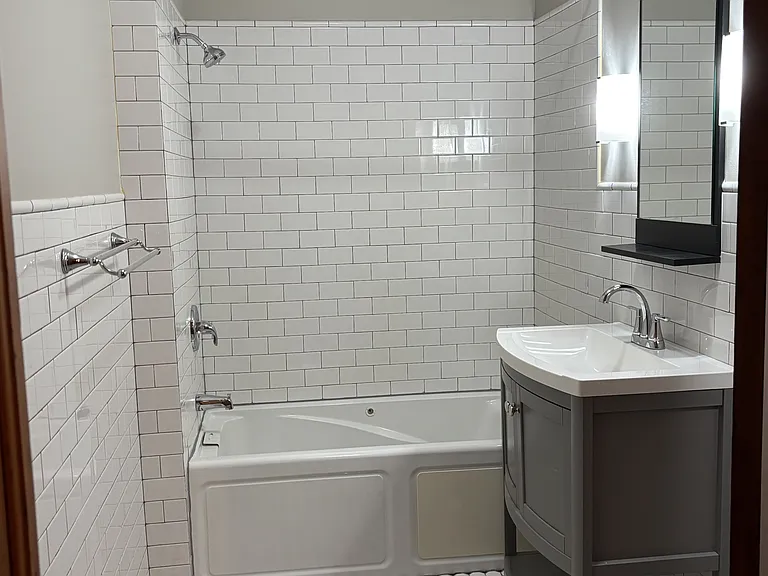 224 1/2 W Madison St — Photo 4