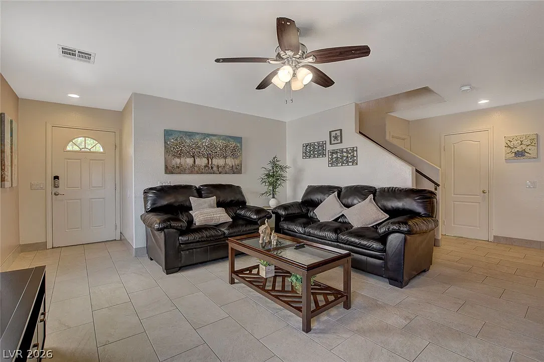 3 bed, 2.5 bath, 1602 sqft, $2,045 — Photo 3