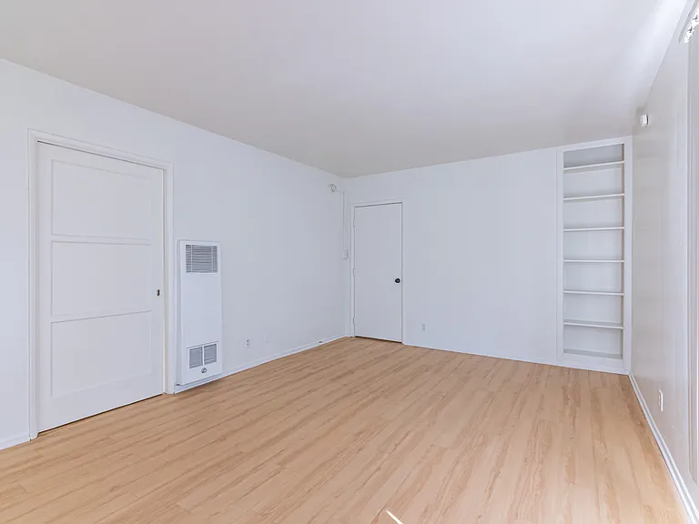 Gayley Manor Apartments — Photo 27