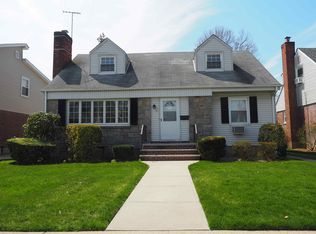 11 Kingston St, New Hyde Park, NY 11040