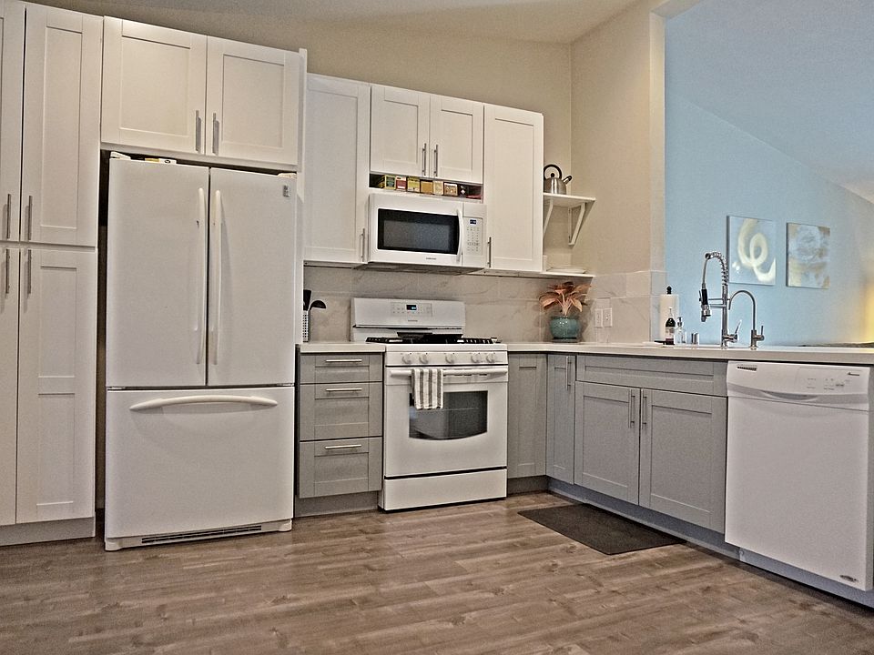 Modern Kitchen with Quartz 