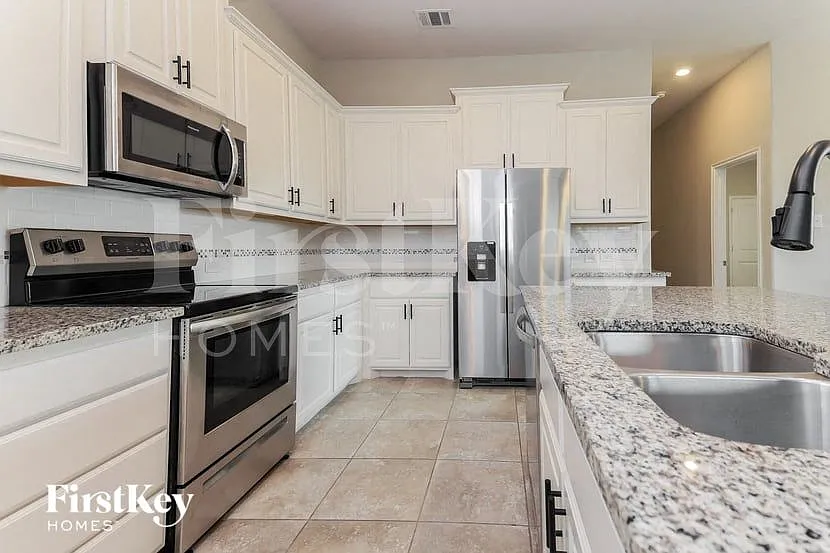 5 bed, 2.0 bath, 2136 sqft, $2,275 — Photo 4