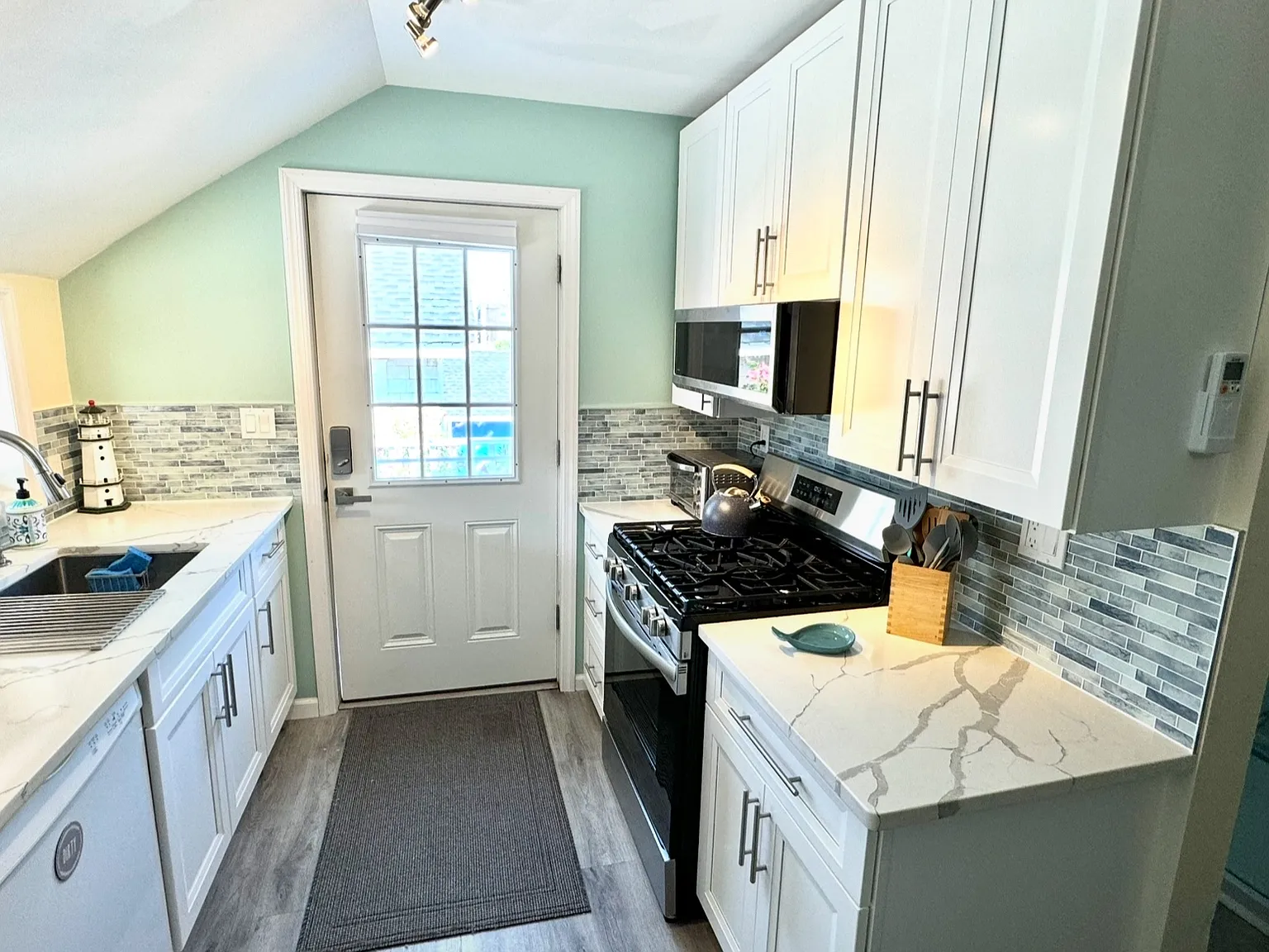 3 bed, 1.5 bath, 800 sqft, $1,900 — Photo 2