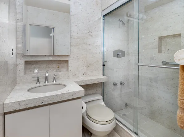 1050 5th Avenue image 6 of 13