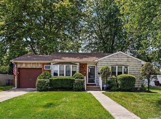 318 W 14th St, Deer Park, NY 11729