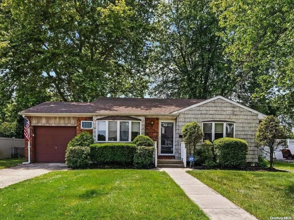 318 W 14th Street, Deer Park, NY 11729