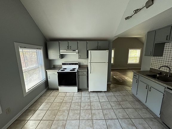 3rd image of 381 Linwood Ave #8
