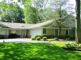 18 High Pasture Cir, Dix Hills, NY 11746
