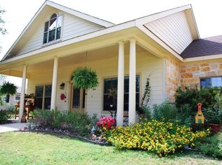 420 Oak Hills Dr, Bandera, TX 78003