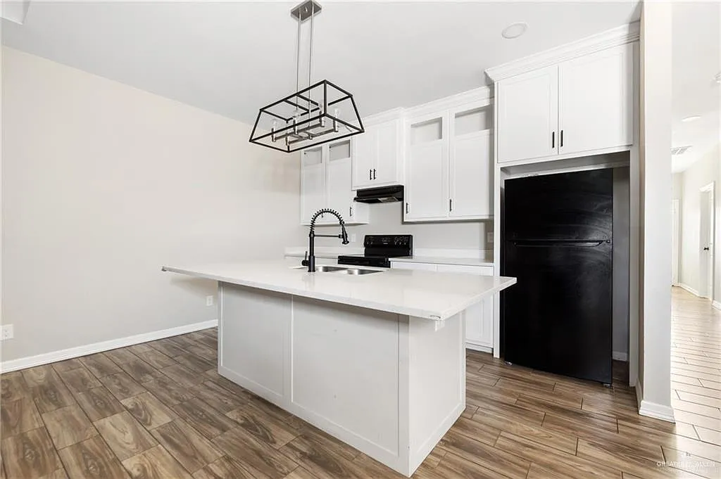 3 bed, 2.0 bath, 1202 sqft, $1,300 — Photo 2