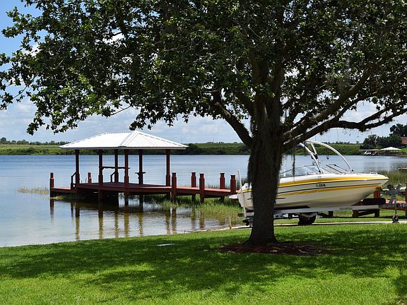 3rd image of 925 Lake Dr E