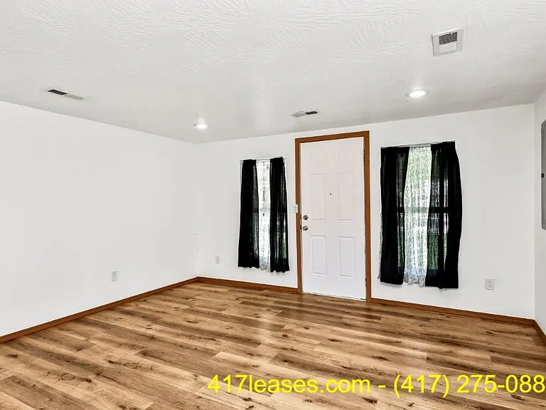 2518 N Weller Ave — Photo 6