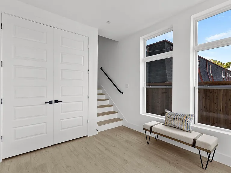 723 W 10th St #108 — Photo 3