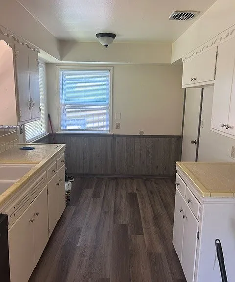 1421 N Sterling Ave — Photo 2