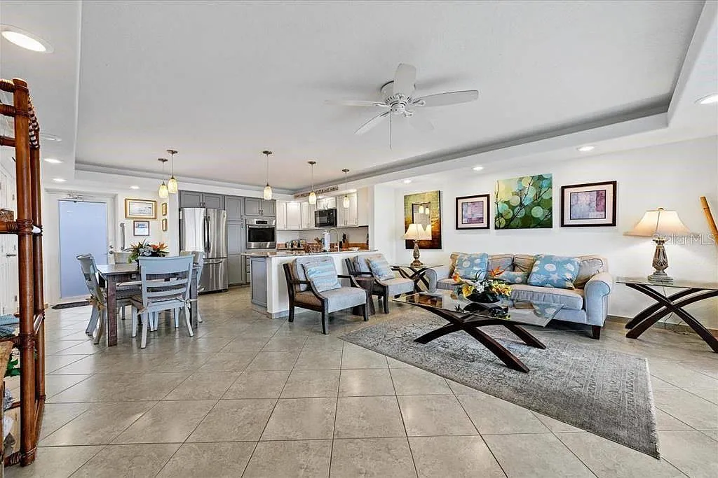 2 bed, 2.0 bath, 1043 sqft, $7,500 — Photo 4