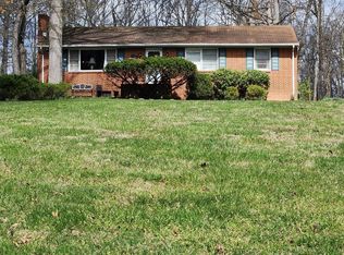 40 Cedar Dr, Sterling, VA 20164