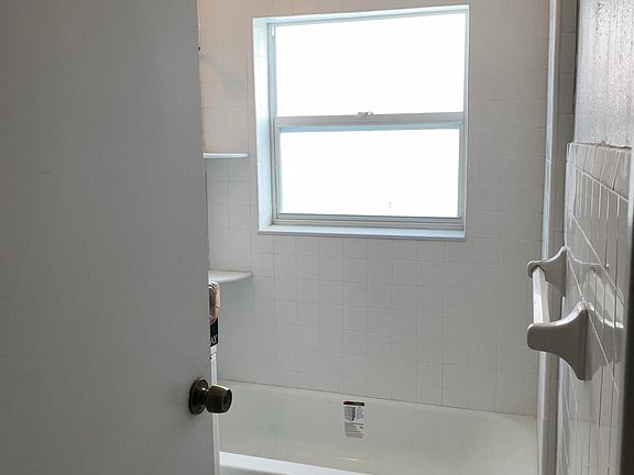 5th image of 411 Jefferson Ave #411