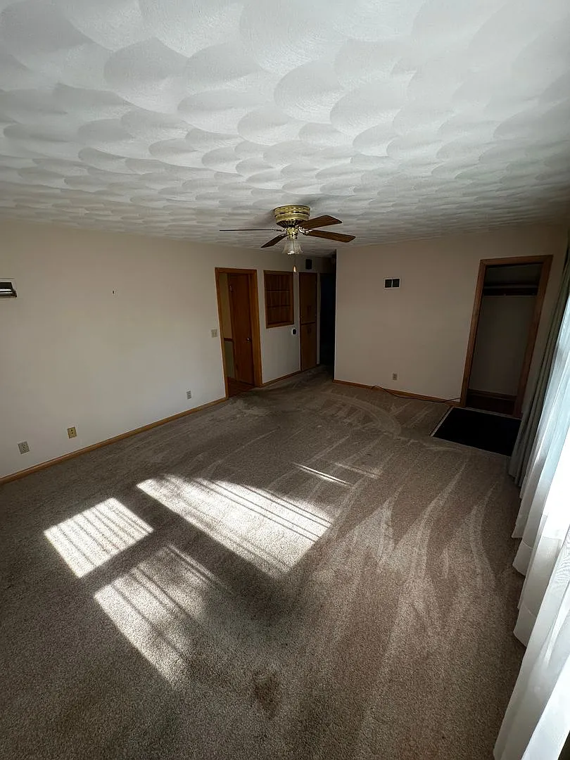 Quality 2 Bedroom 1 Bathroom Home with Garage — Photo 3