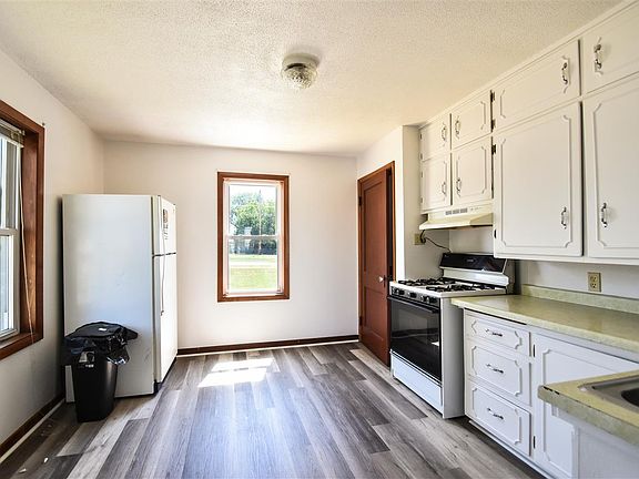 4th image of 926 Eastman Ave