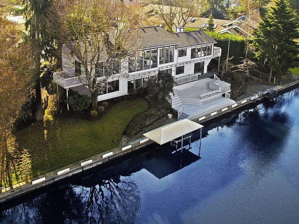 This home is considered by many to be the best lot in coveted Newport Shores. 