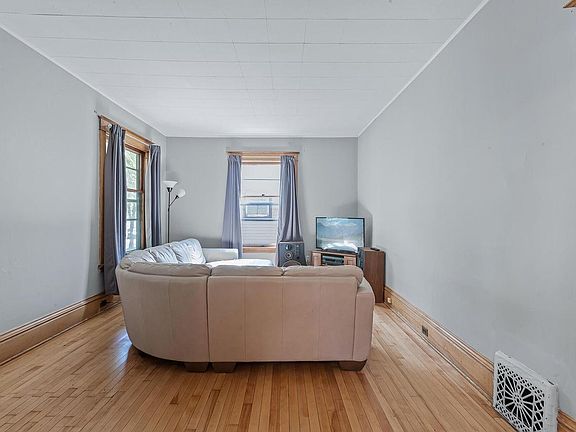4th image of 3024 Fremont Ave S