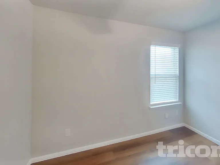 1916 Elderberry St — Photo 10