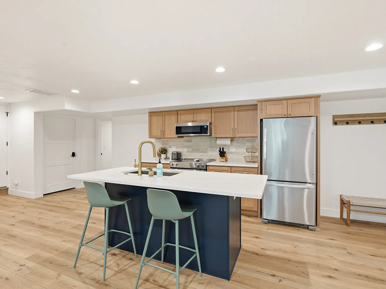 Bright 1 bd/1 ba/1 office basement apartment with W/D -- Fully furnished — Photo 3