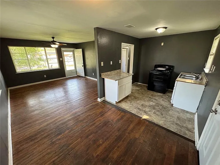 2805 Harper Ave — Photo 6
